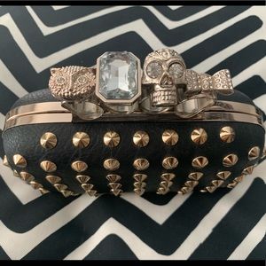 Ring handle studded clutch